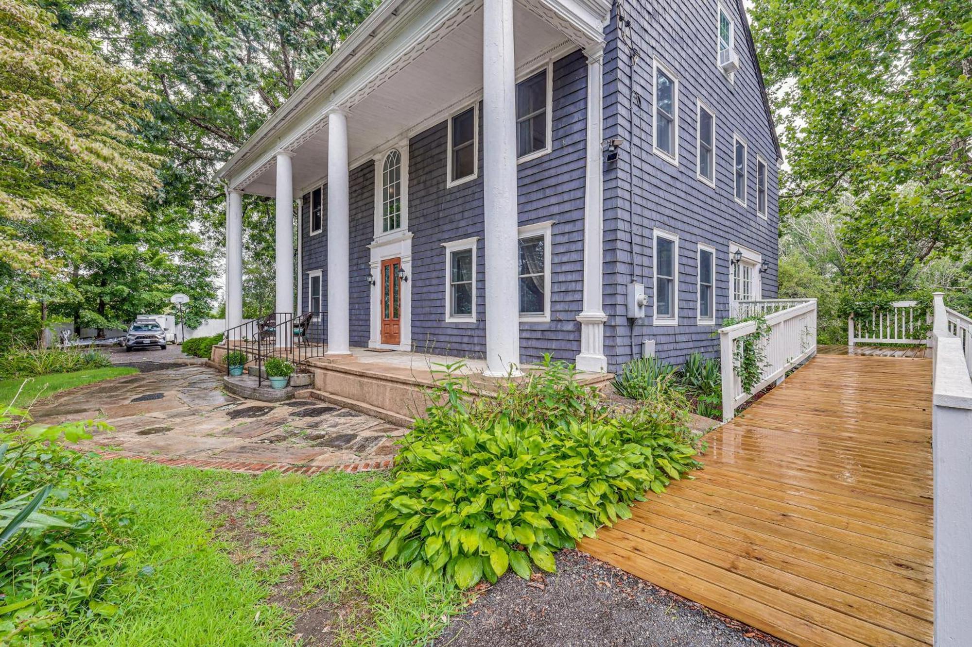 Quintessential New England Home With Patio And Grill! 普特南 外观 照片