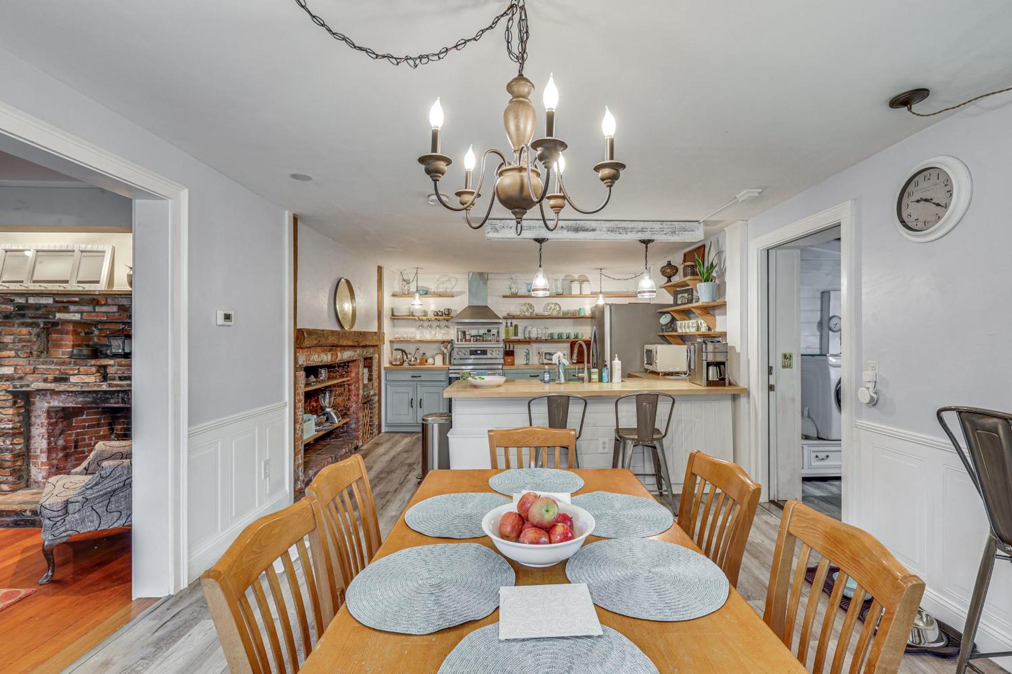 Quintessential New England Home With Patio And Grill! 普特南 外观 照片
