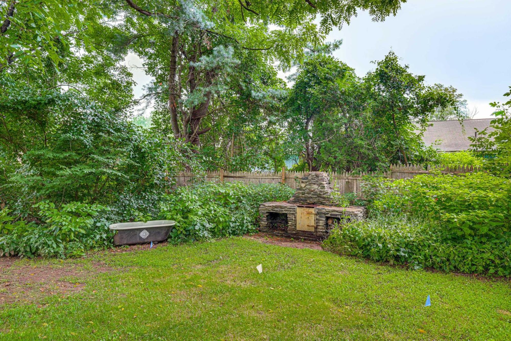 Quintessential New England Home With Patio And Grill! 普特南 外观 照片