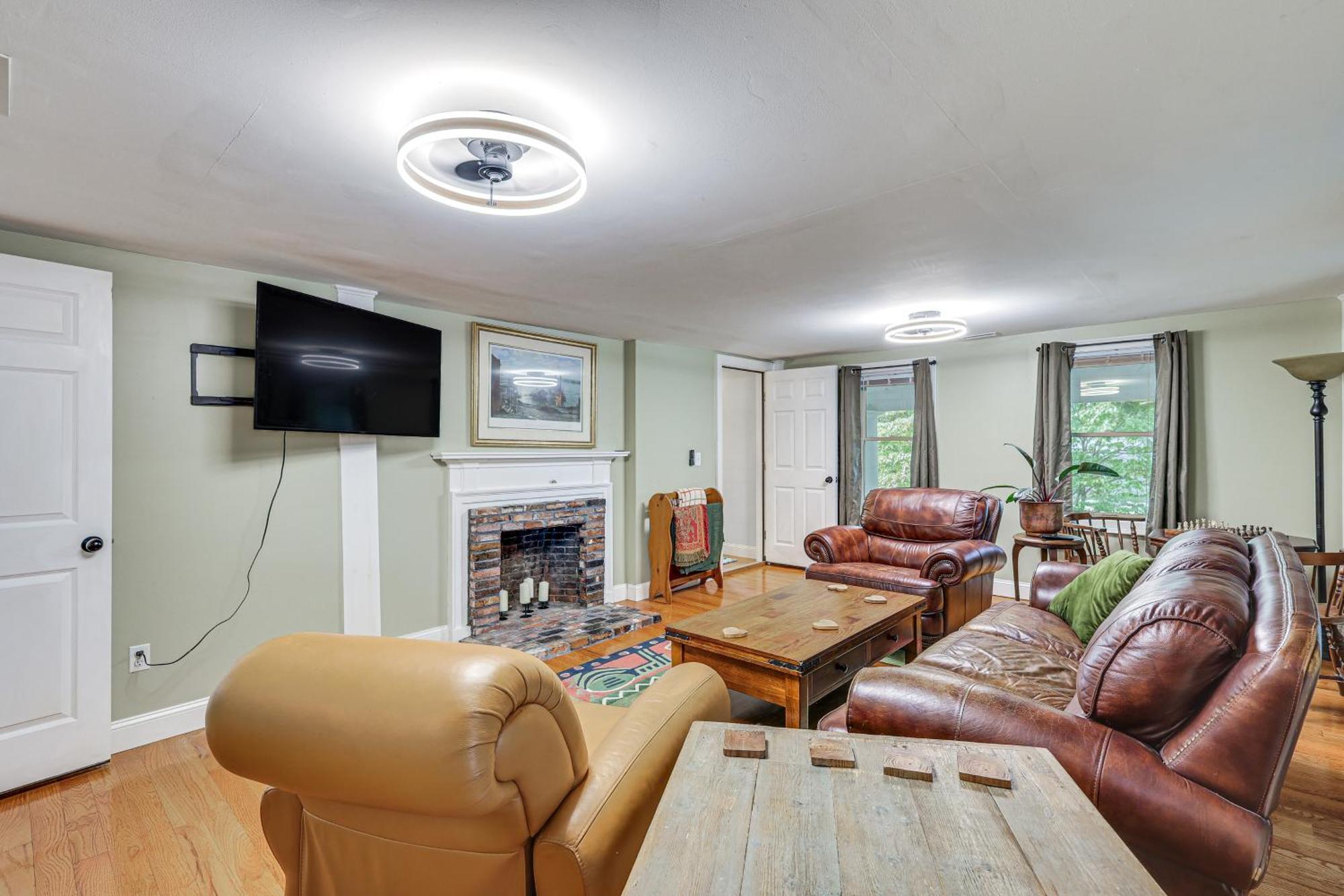 Quintessential New England Home With Patio And Grill! 普特南 外观 照片