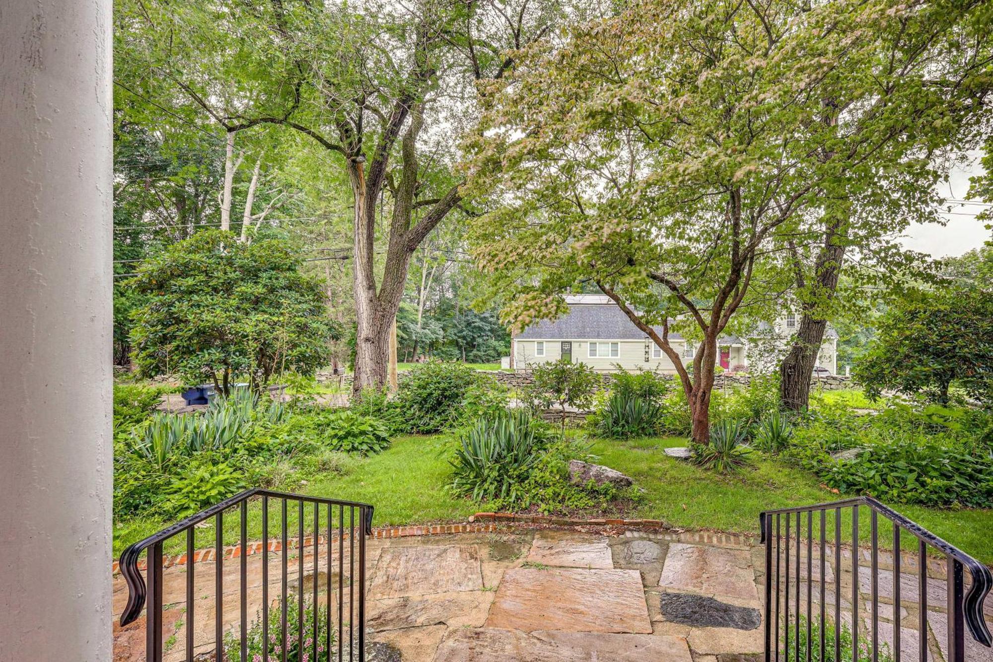 Quintessential New England Home With Patio And Grill! 普特南 外观 照片